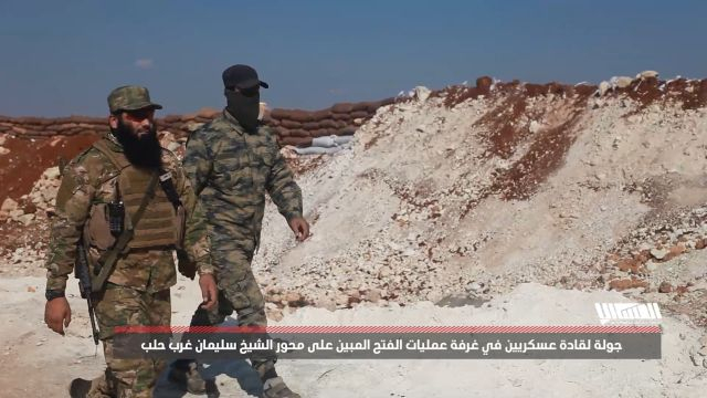 جولة لقادة عسكريين في غرفة عمليات الفتح المبين على محور الشيخ سليمان غرب حلب