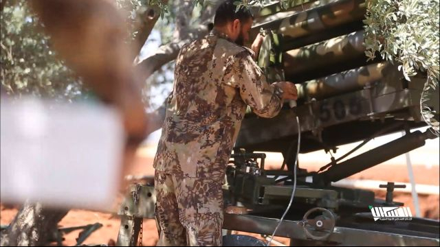 جاهزية طاقم راجمة الصواريخ في غرفة عمليات الفتـ ـح المبيـ ـن على جبهة ريف إدلب الشرقي