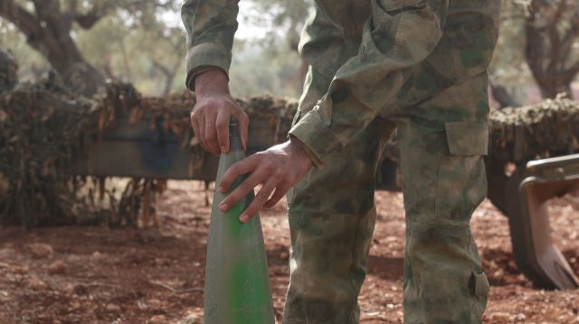 جاهزية طواقم المدفعية في غرفة عمليات الفتـ ــح المبيـ ـن شرق إدلب