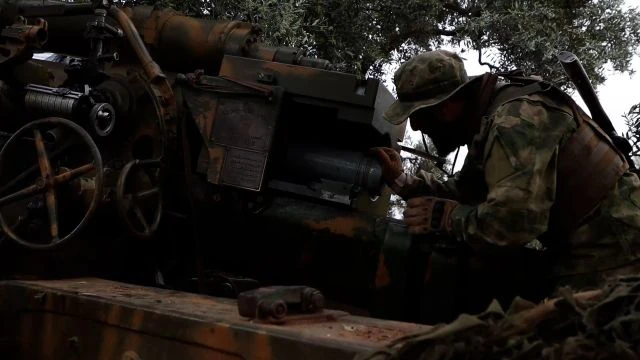 جاهزية سلاح المدفعية في غرفة عمليات الفتح المبين على محاور ريف إدلب الشرقي